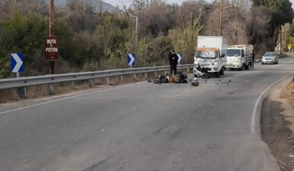 Escena del triple choque en la Ruta Provincial 14, en Las Rabonas, con vehículos detenidos y restos del siniestro sobre la calzada.