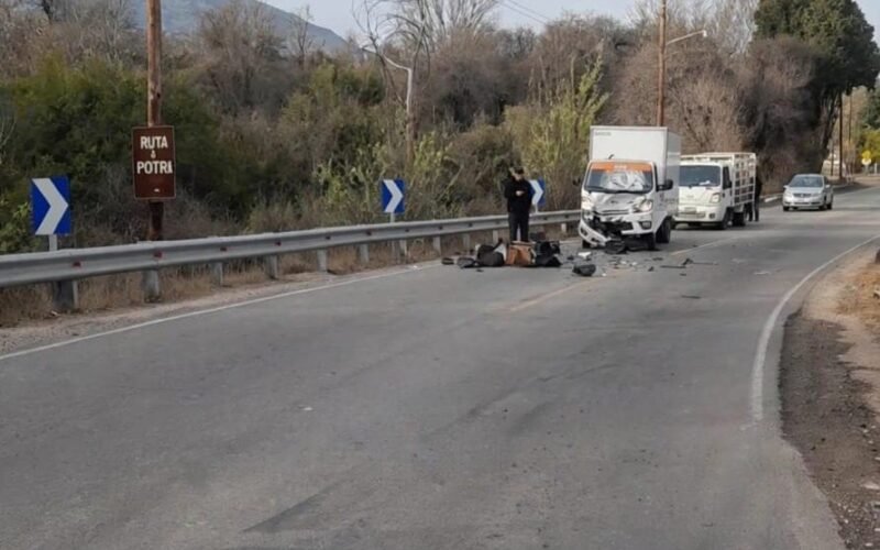 Escena del triple choque en la Ruta Provincial 14, en Las Rabonas, con vehículos detenidos y restos del siniestro sobre la calzada.