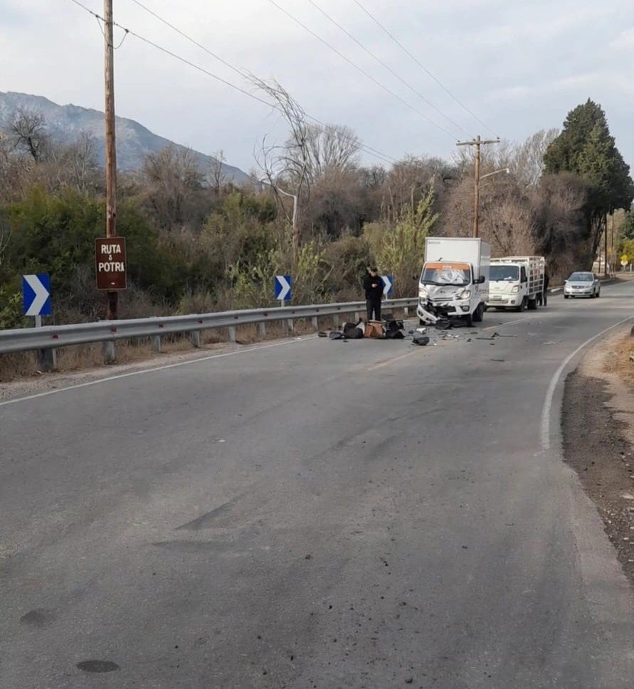 Escena del triple choque en la Ruta Provincial 14, en Las Rabonas, con vehículos detenidos y restos del siniestro sobre la calzada.
