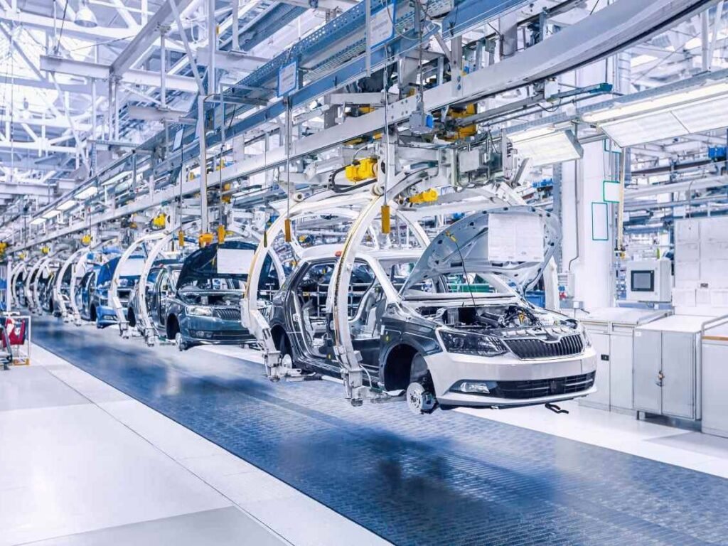 Imagen contextual de archivo de una línea de producción de vehículos en una planta automotriz.
