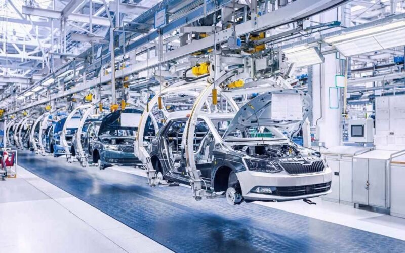Imagen contextual de archivo de una línea de producción de vehículos en una planta automotriz.