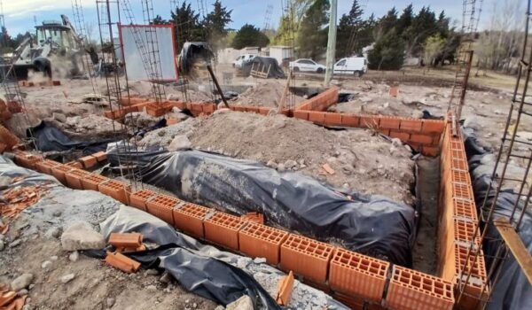 Obras de fundación de viviendas en construcción en San José del Morro.