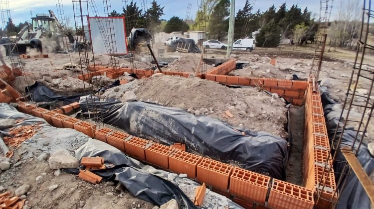 Obras de fundación de viviendas en construcción en San José del Morro.