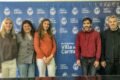 Participantes de la jornada de atención para personas con discapacidad posan frente a un panel de la Municipalidad de Villa del Carmen.