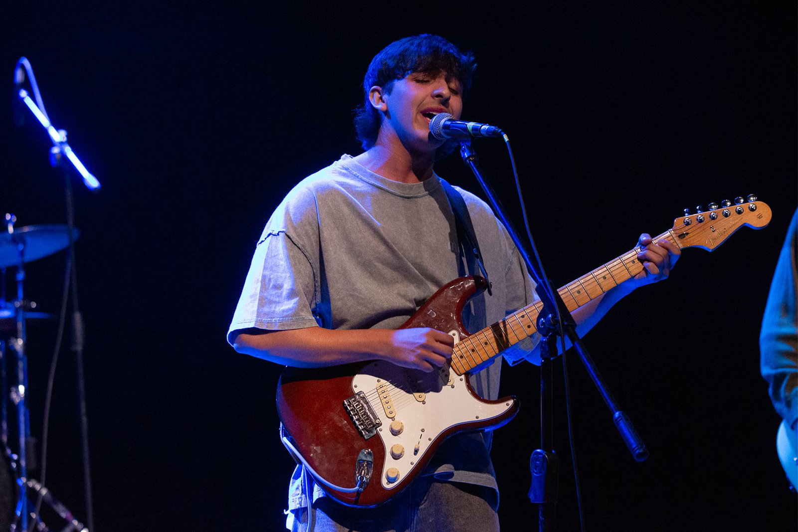 Santino Prandi canta y toca una guitarra eléctrica sobre el escenario