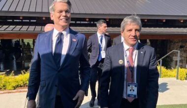 Scott Bessent y Luis Caputo caminan juntos en Asheville durante el encuentro ministerial del G20.