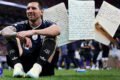 Lionel Messi sentado en una cancha junto a la carta manuscrita con la que anunció su despedida de la Selección argentina.