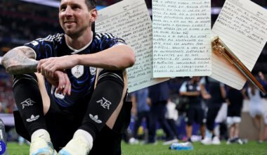 Lionel Messi sentado en una cancha junto a la carta manuscrita con la que anunció su despedida de la Selección argentina.