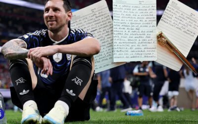 Lionel Messi sentado en una cancha junto a la carta manuscrita con la que anunció su despedida de la Selección argentina.
