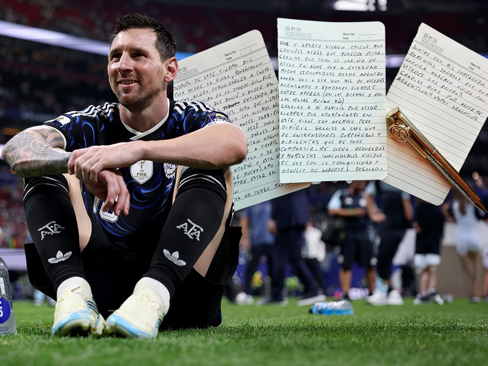 Lionel Messi sentado en una cancha junto a la carta manuscrita con la que anunció su despedida de la Selección argentina.