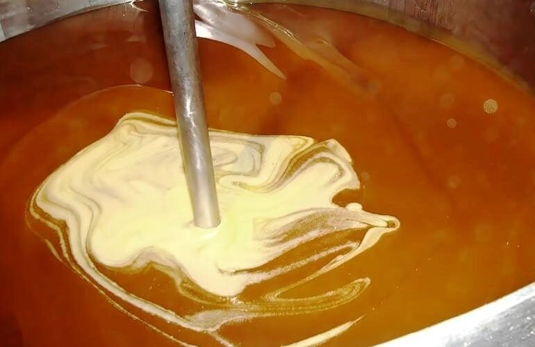 Miel argentina durante su procesamiento para exportación a la Unión Europea.