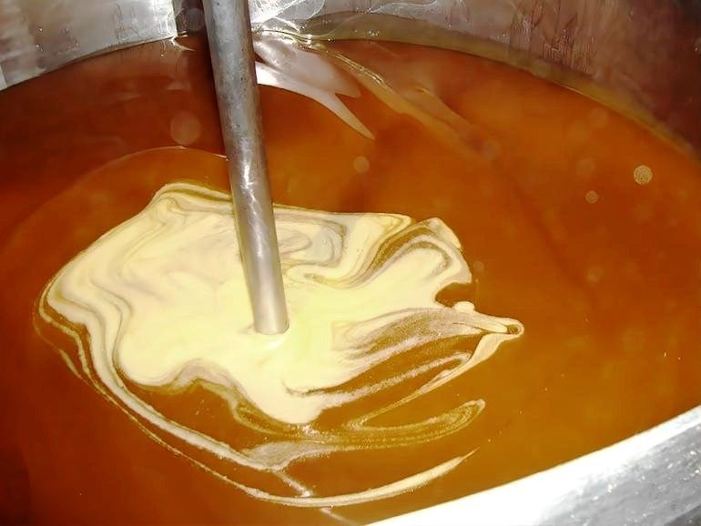 Miel argentina durante su procesamiento para exportación a la Unión Europea.