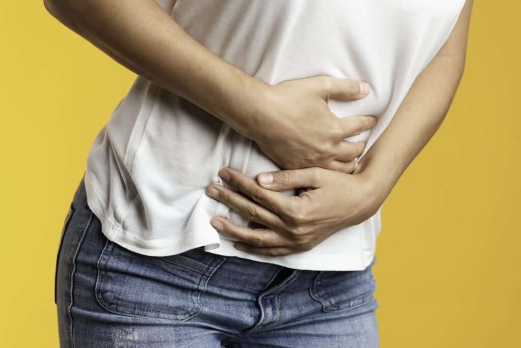 Imagen de archivo de una persona con dolor abdominal, utilizada como referencia visual para los síntomas intestinales.