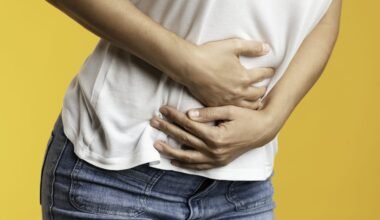 Imagen de archivo de una persona con dolor abdominal, utilizada como referencia visual para los síntomas intestinales.