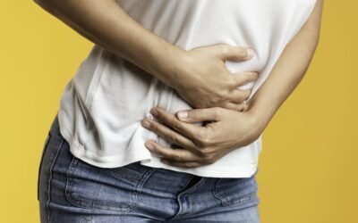 Imagen de archivo de una persona con dolor abdominal, utilizada como referencia visual para los síntomas intestinales.