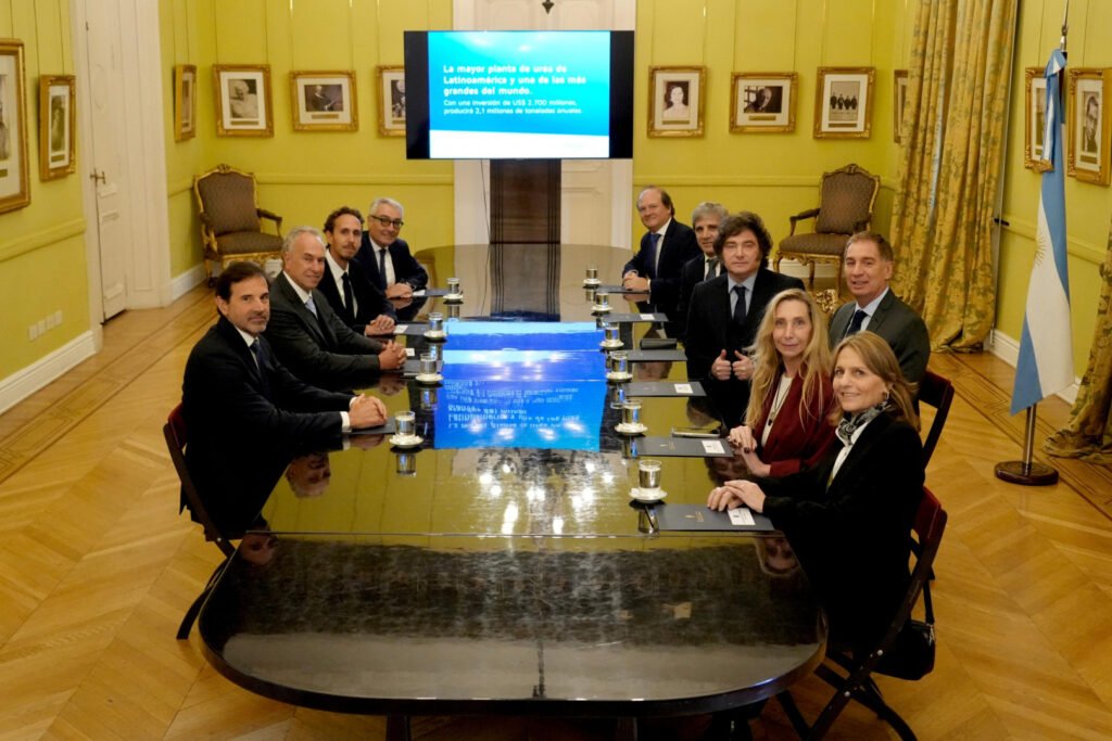 Reunión de autoridades y representantes empresarios durante la presentación del proyecto de inversión de Pampa Energía.