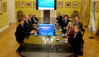 Reunión de autoridades y representantes empresarios durante la presentación del proyecto de inversión de Pampa Energía.