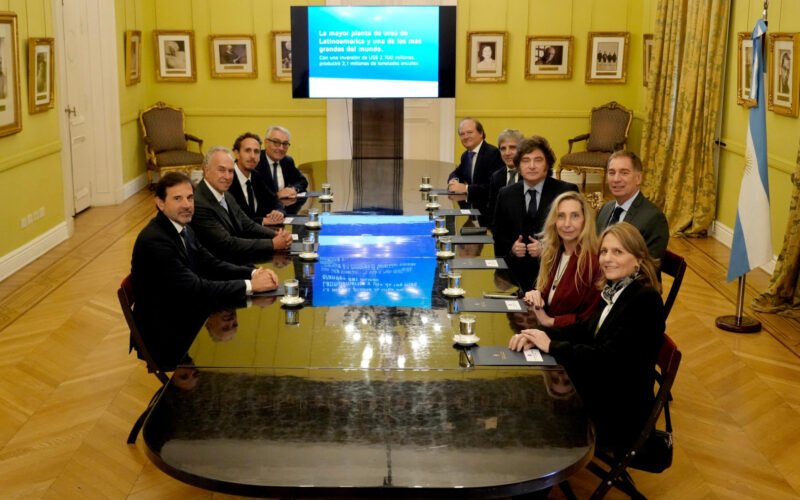 Reunión de autoridades y representantes empresarios durante la presentación del proyecto de inversión de Pampa Energía.