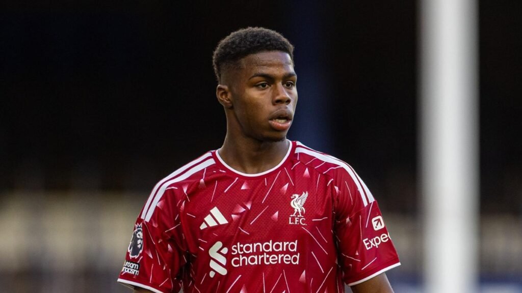 Keyrol Figueroa con la camiseta del Liverpool durante una actividad futbolística.