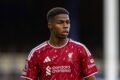Keyrol Figueroa con la camiseta del Liverpool durante una actividad futbolística.