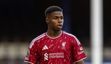 Keyrol Figueroa con la camiseta del Liverpool durante una actividad futbolística.