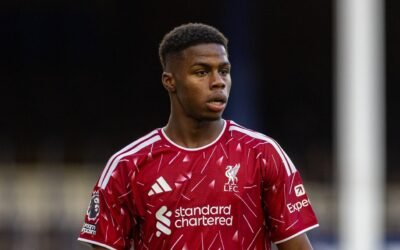 Keyrol Figueroa con la camiseta del Liverpool durante una actividad futbolística.