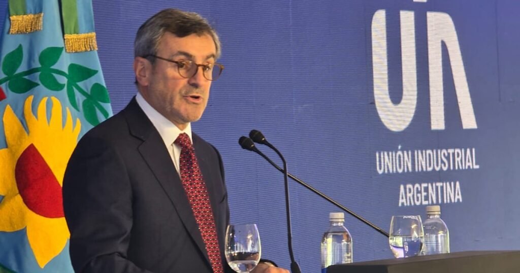Martín Rappallini habla durante el acto por el Día de la Industria, frente al escenario de la Unión Industrial Argentina.