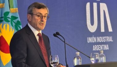 Martín Rappallini habla durante el acto por el Día de la Industria, frente al escenario de la Unión Industrial Argentina.