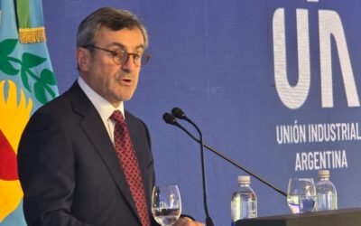 Martín Rappallini habla durante el acto por el Día de la Industria, frente al escenario de la Unión Industrial Argentina.