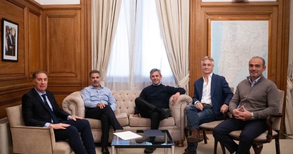 Funcionarios y dirigentes políticos reunidos en una sala durante una reunión de trabajo.