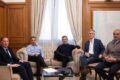 Funcionarios y dirigentes políticos reunidos en una sala durante una reunión de trabajo.