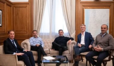 Funcionarios y dirigentes políticos reunidos en una sala durante una reunión de trabajo.