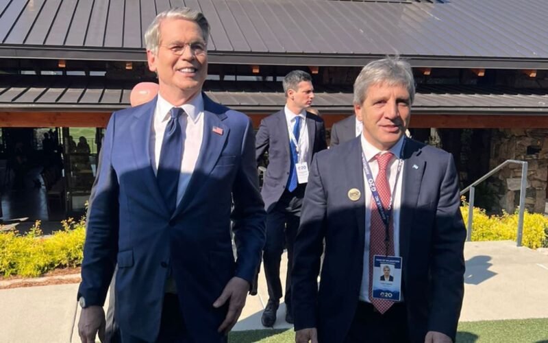 Scott Bessent y Luis Caputo durante la cumbre del G20 en Asheville, Carolina del Norte.