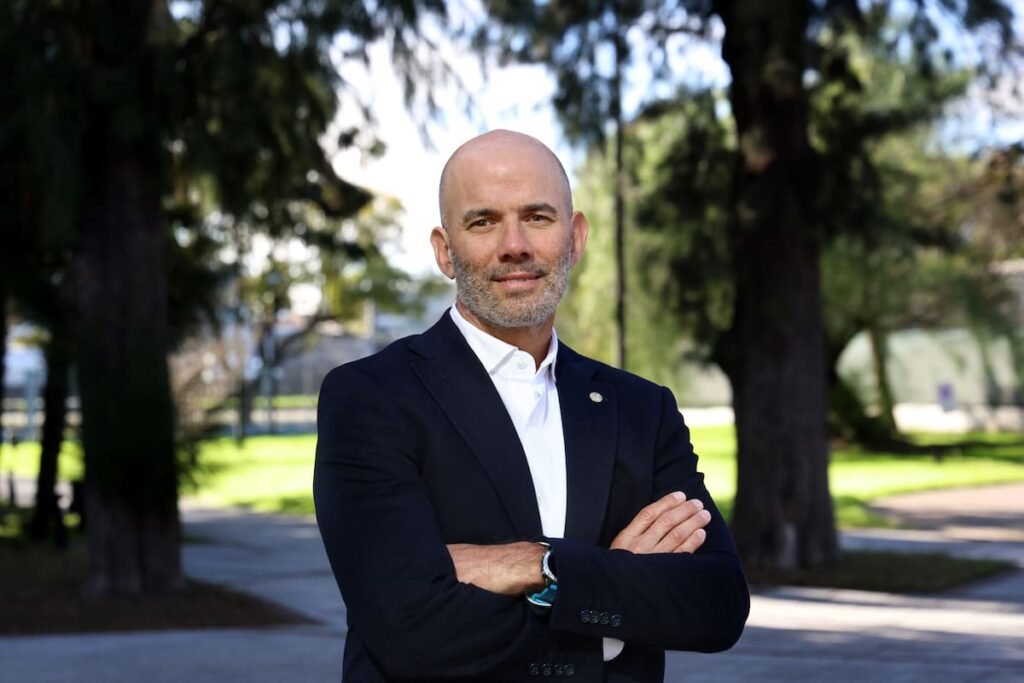 Juan Farinati, presidente y CEO de Bayer Cono Sur, posa al aire libre.