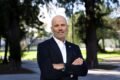 Juan Farinati, presidente y CEO de Bayer Cono Sur, posa al aire libre.