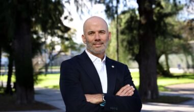 Juan Farinati, presidente y CEO de Bayer Cono Sur, posa al aire libre.