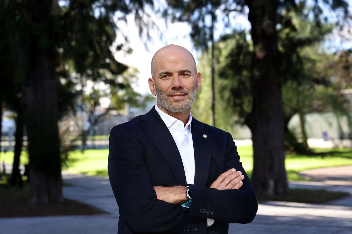 Juan Farinati, presidente y CEO de Bayer Cono Sur, posa al aire libre.