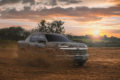 La futura Volkswagen Amarok camuflada circula por un terreno de tierra durante su presentación pública.
