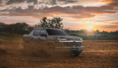 La futura Volkswagen Amarok camuflada circula por un terreno de tierra durante su presentación pública.