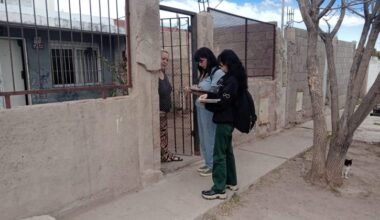 Personal sanitario realiza una visita domiciliaria durante el operativo territorial de Salud en la zona sur de San Luis.