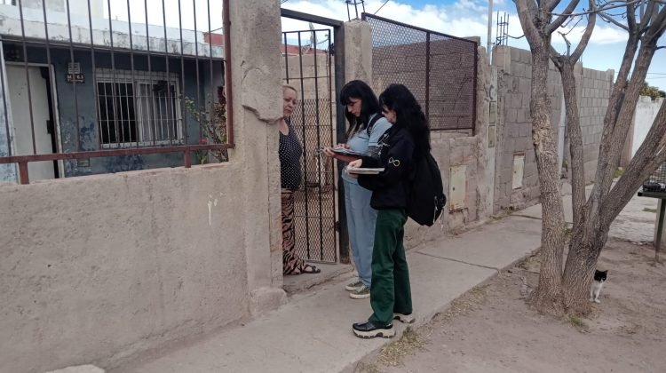Personal sanitario realiza una visita domiciliaria durante el operativo territorial de Salud en la zona sur de San Luis.