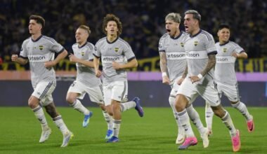 Jugadores de Boca Juniors corren durante el partido ante Vélez por la Copa Argentina, en Córdoba.