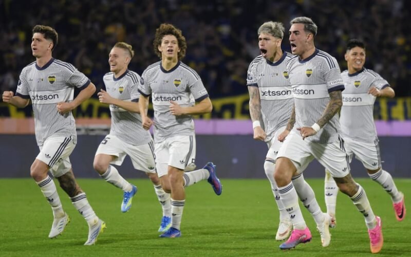 Jugadores de Boca Juniors corren durante el partido ante Vélez por la Copa Argentina, en Córdoba.