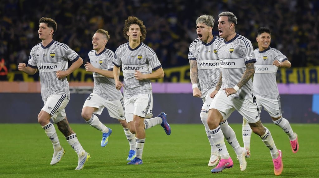 Jugadores de Boca Juniors corren durante el partido ante Vélez por la Copa Argentina, en Córdoba.