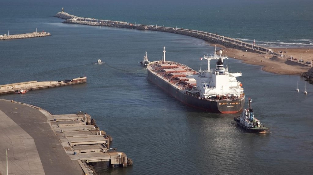 Imagen contextual de un buque de carga en una terminal portuaria argentina.