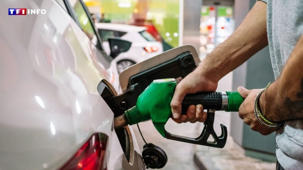 Imagen contextual de archivo de una persona cargando carburante en una estación de servicio.