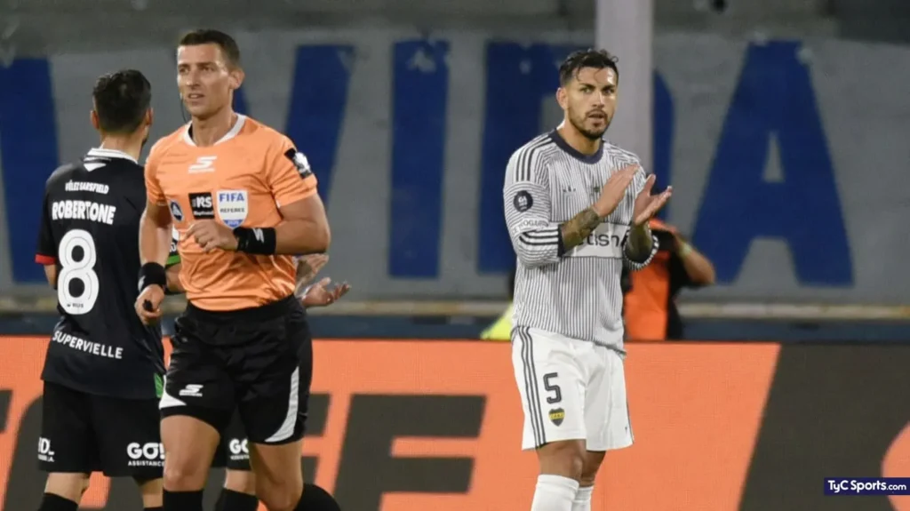 Leandro Paredes aplaude durante el homenaje a Lionel Messi en el partido entre Boca y Vélez.