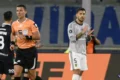 Leandro Paredes aplaude durante el homenaje a Lionel Messi en el partido entre Boca y Vélez.