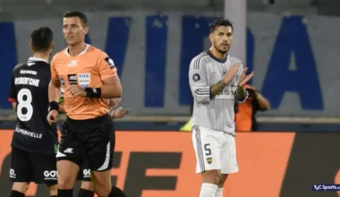 Leandro Paredes aplaude durante el homenaje a Lionel Messi en el partido entre Boca y Vélez.
