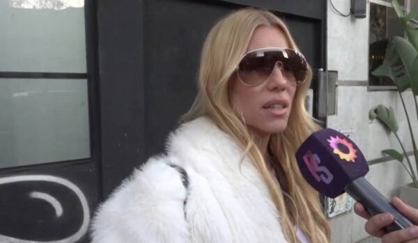 Nicole Neumann habla con periodistas durante una entrevista.